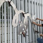 為了確保金屬雷雕擺放的位置，師傅先以模型樣板套量位置，用F型夾固定並標記記號，讓物件位置準確也相對穩(wěn)固。