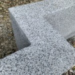 抿石子的溫潤(rùn)是來(lái)自老師傅的巧手及耐心，有了抿石子點(diǎn)綴，給街道家具注入一絲活潑氣質(zhì)。