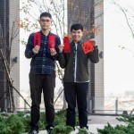 拿著自己印製的春聯(lián)與紅包袋，每位家族們都帶著心滿意足的笑容，春暖花開迎好年。