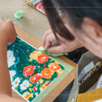 最後將固定紙膠帶撕除，除了固定畫紙，更保留相框感白邊，讓作品看起來(lái)更完整、精緻，如同裱框的畫作。