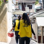 穿梭在街頭巷弄之間、爬樓於老公寓之中，志工們腦海彷彿有一張捷徑地圖，各個(gè)擔(dān)上使命必達(dá)的責(zé)任，快速地將便當(dāng)送到長輩們的手中。