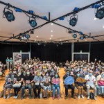 睽違許久的沙龍聚會，高舉老師的作品小卡，記錄下難能的相聚時光。