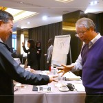 課程中亦有趣味互動，結(jié)合反向思考，打破固有的思維模式，培養(yǎng)創(chuàng)造性和解決問題之能力。(圖右為新業(yè)建設(shè)創(chuàng)辦人-穆椿松 先生、圖左為簡福榮總經(jīng)理)