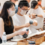 棉繩一繞一繞地將藥草球綁緊，可當(dāng)成日常小物，透過捶打、按壓，達(dá)到穴位放鬆，促進(jìn)身體代謝，更舒暢。