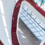 光線穿透玻璃，灑落在蜿蜒的紅毯旋梯上，從二樓延伸至五樓的曲線，讓建築不再只是結(jié)構(gòu)，更是一場光的藝術(shù)。