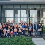 這日，即將迎向中國(guó)新年之前，有和陽(yáng)暖日、綠意蔓蔓，紅紅剪紙燈籠妝點(diǎn)，將這
份團(tuán)圓喜聚刻畫得如詩(shī)如畫。