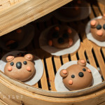 體驗(yàn)活動(dòng)—手作造型饅頭，捏出屬於自己的小小河貍(水中建築師)，點(diǎn)綴各式蔬果調(diào)色，讓大朋友與小朋友吃得更安心。