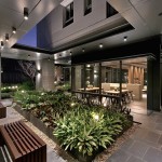 除了白天的明亮與綠意疊翠，臨近傍晚時(shí)，中庭植栽之間打著光芒，也帶來(lái)另一番曖昧的風(fēng)味。－【新業(yè)宜家】。