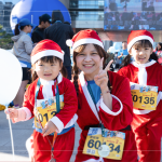 小小聖誕老人出發(fā)囉，今年新增的2K變裝組，讓賽道及會場上多了許多可愛的小小身影。
