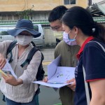 建築師與藝術家張婷雅(圖左一)，透過圖面的討論與現(xiàn)場實際模擬，讓「自然元素寓教於樂」，想給孩子們天馬行空的想像空間。