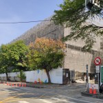 因原有圍牆構(gòu)造毀損嚴(yán)重、不堪修復(fù)，育英國(guó)中側(cè)門(mén)及部分圍牆也是本次街道美化項(xiàng)目之一。（圖攝於108.11.07，為育英堂施工期間）