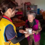 「阿嬤呷飯囉!」，甘霖基金會志工將便當(dāng)送到獨(dú)居長輩手中的同時(shí)，也不忘送上一兩句暖心的問候。