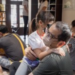 大手牽小手，與孩子們享受難能的親子時光，透過說故事媽媽的引導(dǎo)，孩子們主動給家長一個大大的、溫暖的擁抱。