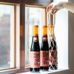 致上「古早味手工柴燒醬油清」做為伴手禮，並附上「手工編織麻繩」，以傳統(tǒng)的方式編織出最誠摯的心，在周末與家人好友來場美味的醬香料理吧!