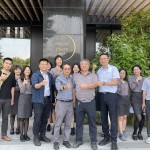 誠摯感謝臺中同業(yè)先進，建樹建築與生活職人的歡聚，共同相知相惜！
卓勝隆董事長(圖中左一)帶領新業(yè)設計團隊與創(chuàng)健健設 黃彬煌建築師(圖中右一)一同合影。

