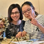 秋季微涼的天氣，讓我們一同將秋日的果實，巧手轉(zhuǎn)變成妝點居家空間的浪漫花圈。