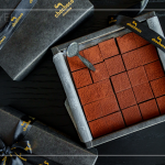 致上充滿聖誕氛圍的 #chochoco 比利時生巧克力，巧克力的質感溫潤如絲絨，在這感恩季節(jié)，與家人分享，感受輕柔滑順的幸福。