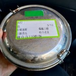 提供視障朋友專用的不鏽鋼餐盒，考量方便夾取、及飲食需均衡攝取。