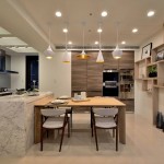 以米白色系為主調(diào)，稍加點(diǎn)綴的大理石紋、木色的溫潤(rùn)雅致，猶如女主人般溫柔賢淑，入得了廚房也能出得了廳堂。