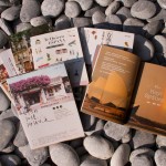 在後疫時(shí)代，閱讀恰好給我們一雙翅膀，讓我們飛越疆界及幽谷，從他人獨(dú)到的心與視線中看見世界美好的一面。只要你願(yuàn)意，隨時(shí)隨地都能來(lái)趟文青在地小旅行！