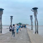 金門(mén)版「摩西分?！故墙üZ獨(dú)有的景觀，連接對(duì)面的島嶼，人們能踩著石板「濕路」徒步登島。