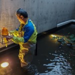 新業(yè)職人將雙足浸入水裡，測(cè)試不同高低與角度的琉璃燈光效果，只為選出最貼近完美的建築表情。