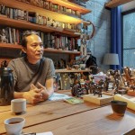 藝術(shù)家 陳煜權(quán)再度與新業(yè)攜手合作，盼以《漂浮著》訴說兒時親近海、與之互動的記憶，在社區(qū)中呈現(xiàn)出安靜的氛圍，留給住戶跟作品獨處的美好時光。