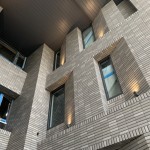 隨著午後陽光灑落與打燈的設(shè)計(jì)，建築立面也呈現(xiàn)出生動(dòng)且多樣化的表情。