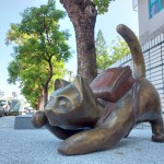 俏皮撓臉的貓咪，滿心期待著自己成為學(xué)校街隅的一份子。(圖為藝術(shù)品安裝前)