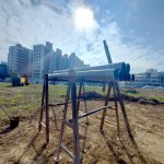 在豔陽(yáng)高照的好日子，一支支即將深入地底的地質(zhì)鑽探用管，在一旁蓄勢(shì)待發(fā)準(zhǔn)備上場(chǎng)!