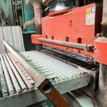 按照完美比例調(diào)配好的土料，送入機(jī)器將磁磚一一壓製成形，在此排列依序、登場亮相。