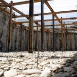 一根根的鋼筋植入土地，鮮紅色的標(biāo)籤紙是提醒灌漿師傅，填入的厚度。