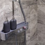 新業(yè)職人挑選恆溫沐浴龍頭，除了可放置沐浴用品外，最重要的是能讓住戶在淋浴的過程中提供穩(wěn)定的水溫，進而更貼近實際需求。