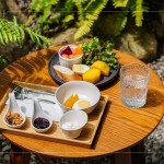 乳蛋白優(yōu)格搭配水煮蛋、現(xiàn)烤地瓜及當(dāng)季水果生菜，手作優(yōu)格創(chuàng)意健康料理。