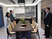 開放的廚房設(shè)計，全家人在餐桌一起用餐，也化身寬闊的工作空間。