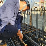 新業(yè)建設(shè)卓勝隆董事長親手於22樓樓頂扎緊「噴金漆鋼筋」，安置於屋頂中樑位置，祈求一切順利，房屋永固。