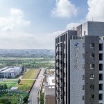 去年底交屋之又一力作－「築之細(xì)道」，座落於竹北市福興路?福興一路，混色外牆磚的柔和層次感與藍(lán)天白雲(yún)融為一體，如畫一般美好。