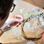 將滿天星修剪成想要的長(zhǎng)度，一束一束裝飾上藤圈，讓花圈增添了一份手感的溫度。