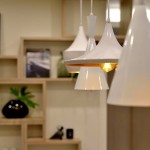 選用垂墜感的燈飾彰顯整個(gè)家居的格調(diào)，豐富家裡的空間層次，營(yíng)造出更加溫馨、唯美的照明效果。