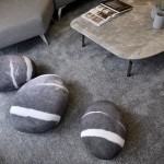 帶有紋路而圓潤(rùn)的石頭抱枕，不僅任人放心抱緊處理，也縱容思緒迴盪在花蓮海景，以及當(dāng)時(shí)腳下一顆顆圓圓的鵝卵石。