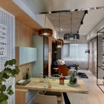 鏡頭隨著客廳的深度往內(nèi)探尋，玄關(guān)旁的等身高綠葉親切迎人，桌上擺著一瓶好酒搭配兩只小杯，是未來與三兩好友一同舉杯慶祝酣談，或小酌暢談心事的好地方。