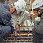 由新業(yè)建設(shè)名譽(yù)董事長穆椿松先生（圖左一）、卓勝隆董事長（圖右一）一同親手將主角「噴金漆鋼筋」綁紮、安置於屋頂中樑位置，代表著建築的穩(wěn)定與安詳。