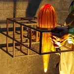 琥珀色的琉璃配上溫暖的黃光，彷彿歸家時(shí)心裡熱切的溫度，及充滿溫情的居家氛圍。