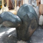 《漂浮著》作品上遍布切削、打磨的痕跡，在工具的選用上，運用刀削手法呈現(xiàn)作品多樣化的表情。