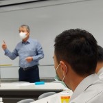 新業(yè)建設創(chuàng)辦人-穆椿松 分享公司的經營理念，到個人工作態(tài)度抱持主動、積極、樂觀的心態(tài)，相信在崗位及人生道路上能迎刃而解。