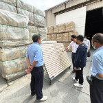 當(dāng)天特地將山形磚搬至戶外，新業(yè)職人團(tuán)隊(duì)宛如品鑑珍品般，仔細(xì)觀察磁磚在戶外陽光照射下的顏色紋理及曲線起伏。