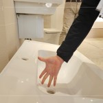 面盆的深淺度、弧度及材質(zhì)皆有講究，如何在使用時不易積水及水花四濺，清洗起來省時省力，也是職人衛(wèi)浴選品的考量點。