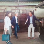 新業(yè)建設(shè)卓勝隆董事長(右一)帶領(lǐng)著文化局長王志誠(中間)及文學(xué)作家廖玉蕙(左一) 參觀書席，親自說明書席的設(shè)計(jì)理念。