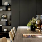 擺放香氛蠟燭來(lái)增加空間的美感，渲染出一股溫馨、時(shí)尚的餐廳氛圍。