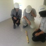 踏出的每一腳步，其實(shí)都能感覺到地板磁磚是否平整貼合。新業(yè)職人團(tuán)隊(duì)考量未來(lái)居住者的體驗(yàn)，進(jìn)行室內(nèi)地坪拋光磚貼作的平整度檢查。